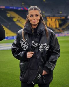 Laura Wontorra Instagram - in Luxus Jacke 😜