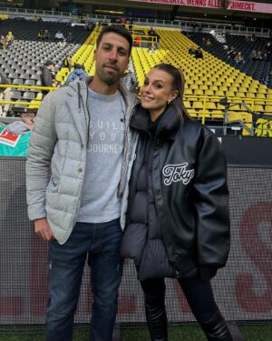 Laura Wontorra Instagram - in Luxus Jacke 😜
