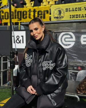 Laura Wontorra Instagram - in Luxus Jacke 😜
