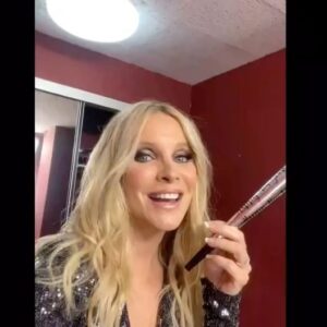 Lauralee Bell Instagram - Never much time between scenes but just enough to have a little FUN 🎉
Happy New Year!!! #yr is so grateful for you!! We were taping our #newyears show, why not bring a horn!! #🎉 😂 
#happynewyear #2024 #justhavingalittlefunyr 
Editing @samantha.martinn ❤️