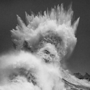 Laure Guibert Instagram - Poséidon, sans trucage 🤩🧜‍♀️🌊#chasseurdevagues #mathieurivrin_photographies #tempetejustine