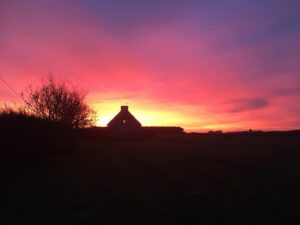 Laure Guibert Instagram - On ne s’en lasse pas🔥💛🧡❤️#sansfiltre#sunset