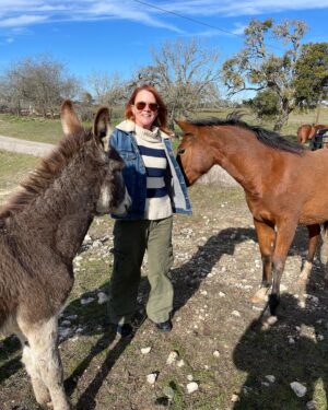 Laurel Holloman Instagram - So I had an amazing Sunday visiting  a new friend’s ranch where she has a non  profit animal rescue .  @dayna.ranchlife  is  a force …. Please follow … more to come.  PLEASE FOLLOW. ❤️❤️❤️