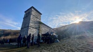 Lauren Schmidt Hissrich Instagram - It’s live! Season 3 of The Witcher was a wild journey, starting in Italy, Slovenia, and Croatia… and ending in Shaerrawedd. An honor to have adventures with this amazing crew and cast. ♥️ @barkingdog45