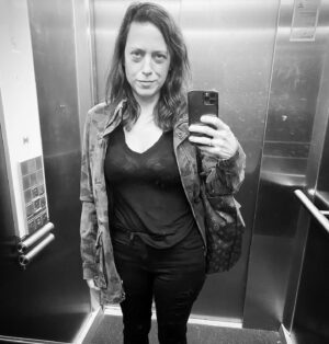 Lauren Schmidt Hissrich Instagram - This is the last week of post production for all of season two. This is exhaustion. This is days that don’t end until long after dark. Bags under eyes. Shirt… I don’t even know what’s happening there. This is two minutes before I ponder if it’s too much effort to put my cheese-and-crackers dinner on a plate (it is). This is a half an hour before falling into bed.

And yet… this is still standing. Getting it done. And doing it well. I got this. 🙌🏼♥️