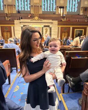 Lauren Boebert Instagram - Gigi’s Congressional helper 💙