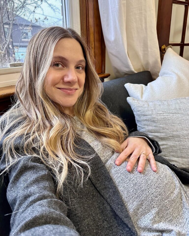 Lauren Collins Instagram - New Year, New Look, New Baby 👶🏼🥰🙊 Coming Spring ‘23!!! #hunintheoven