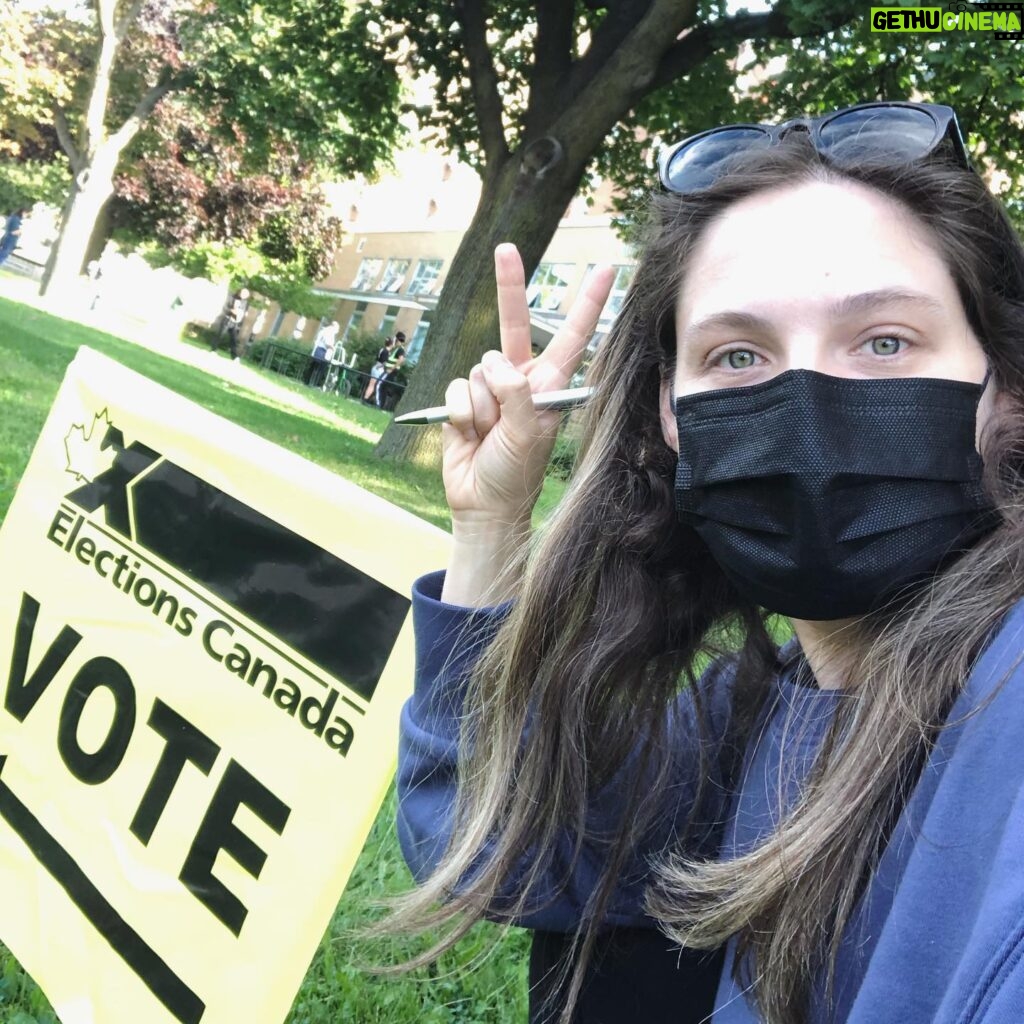 Lauren Collins Instagram - No tears at daycare drop off & exercising my right to vote in a democratic society. Not bad for a Monday ✔️✔️ ✌🏻✌🏻❤️❤️ #elxn44 #vote #electionscanada