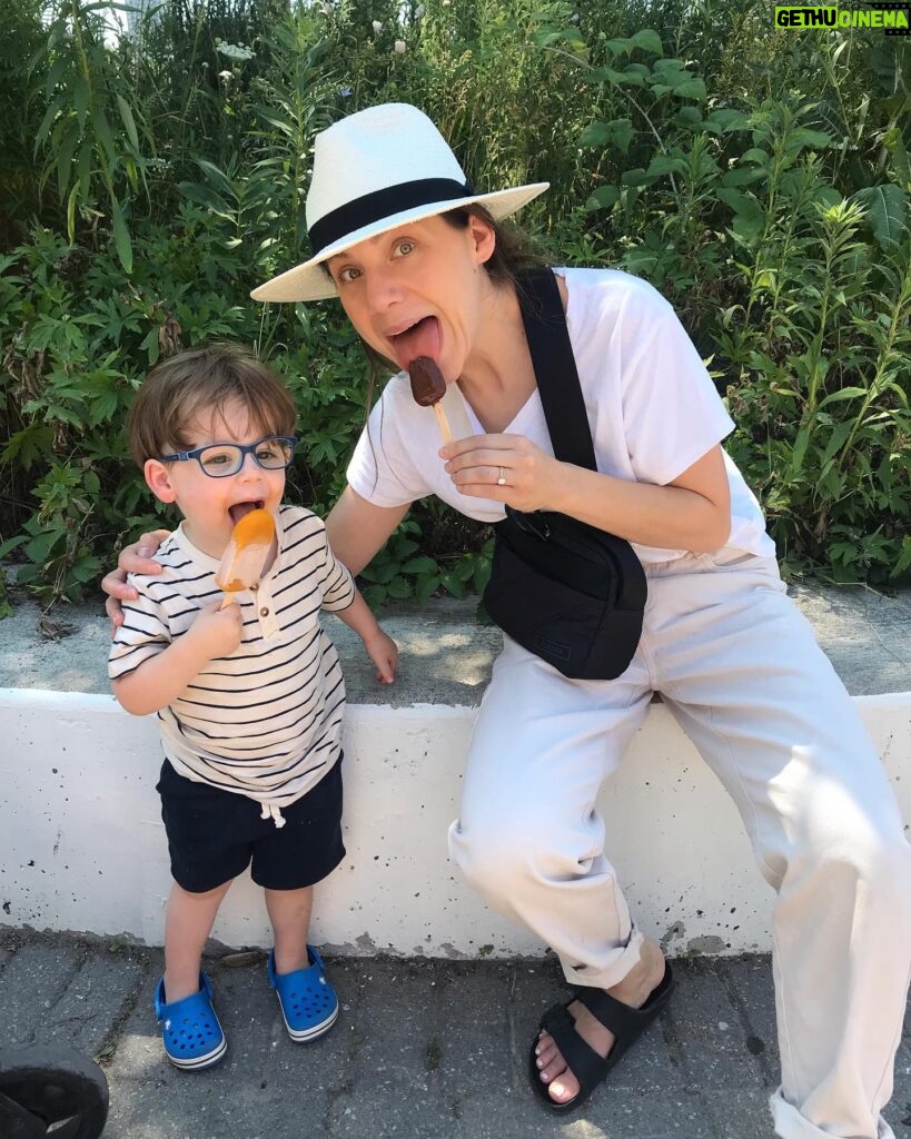 Lauren Collins Instagram - Foraging for popsicles with my best friend 🥬🌿🍓