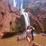 Lauren Cruz Instagram - Cette cascade est juste incroyable 😍 je suis toute petite à côté 🤣 mon maillot de bain vient de chez @ilannfive_tarbes ❤️
