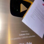 Lauren Cruz Instagram - Je suis tellement heureuse, j’ai reçu mon trophée des 1 Million sur YouTube. Depuis cet été je l’attendais, je suis contente de vous partager ça les besties. J’arrive pas à y croire, quand j’ai commencé ma chaîne jamais j’avais pensé un jour avoir autant de personnes. C’est incroyable ! merci de tout mon coeur aux personnes qui me suivent depuis mes débuts et aux nouvelles ! En route vers les 2M ! ❤️❤️ love