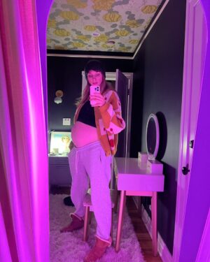 Lauren Lapkus Instagram - 👋🏻🩷