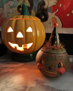 Lauren Lapkus Instagram - 🎃💀👻🎃💀👻🎃
Repost @thestrategist: "Each fall, @laurenlapkus puts up an orange plastic 'Christmas' tree with built-in white lights and decks it out with Halloween-themed ornaments," writes Sarah Turcotte, who heard Lapkus describe her yearly tradition on an episode of the podcast Bitch Sesh. "As someone for whom the holidays can’t start early enough, I was inspired. Why should indoor decorative trees be confined to the Christmas season? Three weeks later, a seven-foot orange tree was bewildering my two young sons in our Brooklyn apartment and I was calling Lapkus to learn more about her festive autumn philosophy." Find all the details — including where to get the tree — at the link in our bio.
Photo: @laurenlapkus