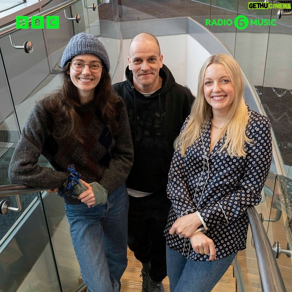 Lauren Laverne Instagram - Award-winning actors Jonny Lee Miller & Tanya Reynolds joined Lauren in the studio to talk about their new darkly comic play, A Mirror 🪞 Listen now on @bbcsounds by tapping the link in our bio ⬆️