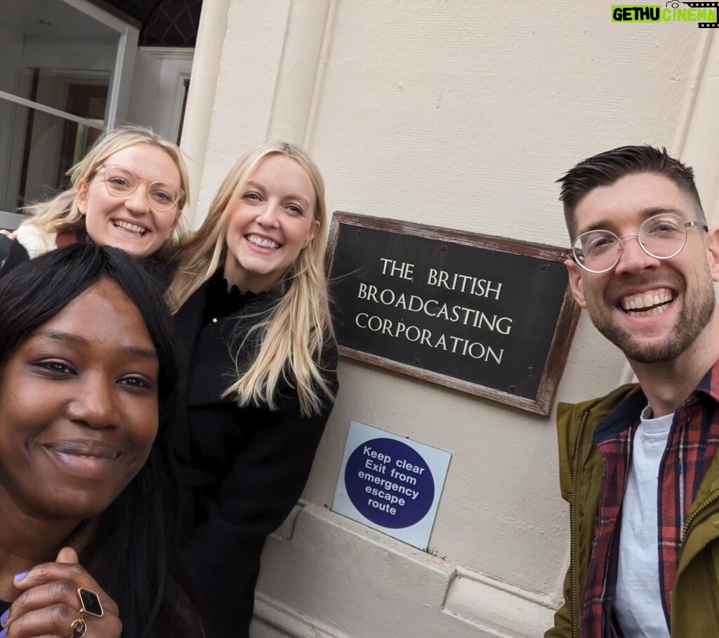 Lauren Laverne Instagram - Last broadcast of the year with team @bbc6music and @thestaves who honestly could have brought 50% of what they gave to the session and would have knocked our socks off. A magnificent end to the year. Wishing everyone who starts the day with us a very Merry Christmas and a happy New Year! Thank you so much for listening, texting and sharing your mornings with us! 🎄