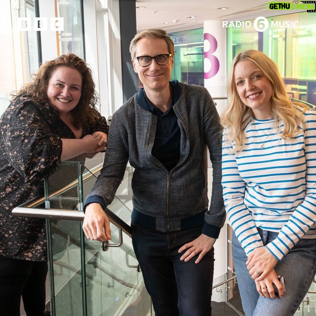 Lauren Laverne Instagram - Stephen Merchant & Jessica Gunning talk all about new series of The Outlaws 📺 Listen to their full conversation with Lauren @bbcsounds | Link in bio 🔗