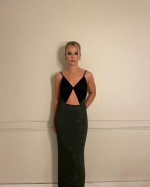 Lauren Lyle Instagram - threw myself off a flight to celebrate the bright lights of @vanityfair @theacademy Oscars night for young hollywood babayyy. 

thank you for having me I’m v glad to announce I’m still young and also in hollywood! should all be easy from here I guess!

thank you @christopherkane @kanechristopher82 
@jessica_mccormack @jimmychoo @hollyevawhite for this divine look and
@miriamnmakeup 
@kattthompson for the perfect hair and make up and sick sick vibes. I felt top notch.

@publiceyecomms 🫶🏼