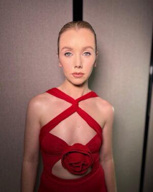 Lauren Lyle Instagram - BAFTA @vanityfair X rising star in @magdabutrym 

@bafta 
@hollyevawhite 
@patch_studio__ 
@mariaasadimakeup
@jimmychoo 
@vanityfairlondon 
#eerisingstar