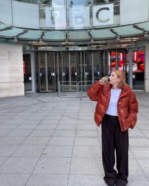 Lauren Lyle Instagram - She’s been getting about!!
(Times Square. help 🤯) 
the background of This Morning is not the real thames it is green screen what 🤯 🤯