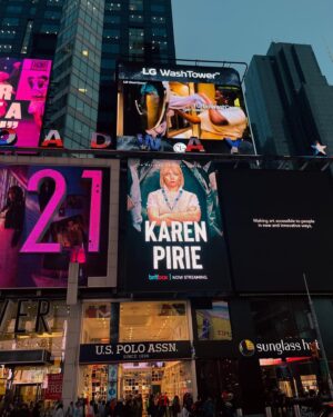 Lauren Lyle Instagram - She’s been getting about!!
(Times Square. help 🤯) 
the background of This Morning is not the real thames it is green screen what 🤯 🤯