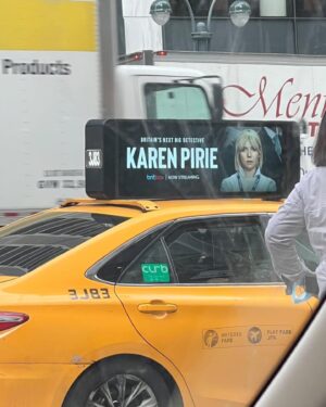 Lauren Lyle Instagram - She’s been getting about!!
(Times Square. help 🤯) 
the background of This Morning is not the real thames it is green screen what 🤯 🤯