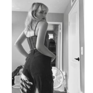 Lauren Taylor Instagram - got out the wannabe JNCOs today