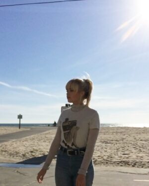 Lauren Taylor Instagram - who wears a turtleneck to the beach