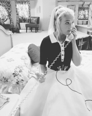 Lauren Taylor Instagram - hello angels. brand new 50s episode tonight. be sure to tune in at 8:30! #jumptothe50s