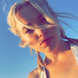 Lauren Taylor Instagram - gratitude is key to maintaining happiness :) three things i’m grateful for are the beach, the beautiful souls that walk among us, and personal growth. what about y’all? 🌈