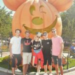 Lauren Taylor Instagram - Disney Mood 💛🌈 #disneyland #halloweentime