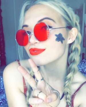 Lauren Taylor Instagram - happy fourth my pretty kitties 💙🇺🇸 have fun and stay safe 👌🏻