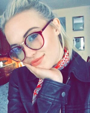 Lauren Taylor Instagram - do we love or hate the glasses? 🌴M E L B O U R N E 🌴