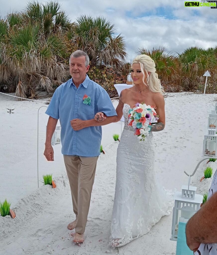 Lauren Williams Instagram - Having my Dad walk me down the aisle meant everything to me 🥰 He has always been the pinnacle of what a man, husband and father should be. The weather was beautiful, the sand was soft, the ocean was soothing in the background, family and friends were barefoot and grounding together in the wedding of my dreams ☀️🌴 10/1 forever ❤️