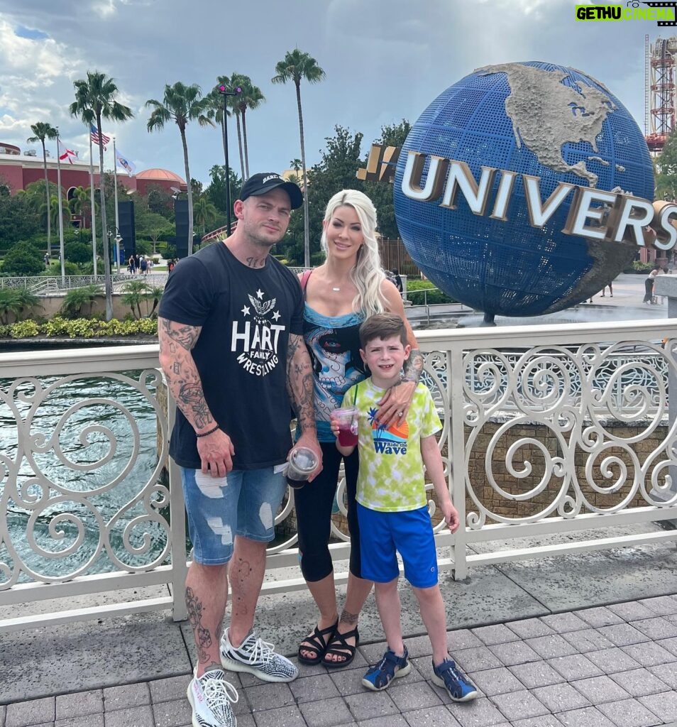 Lauren Williams Instagram - Fam day at Universal Studios 🤗 #florida #orlando #universalstudios #fun #minions #thesimpsons #voodoo #myboys @lokeys910