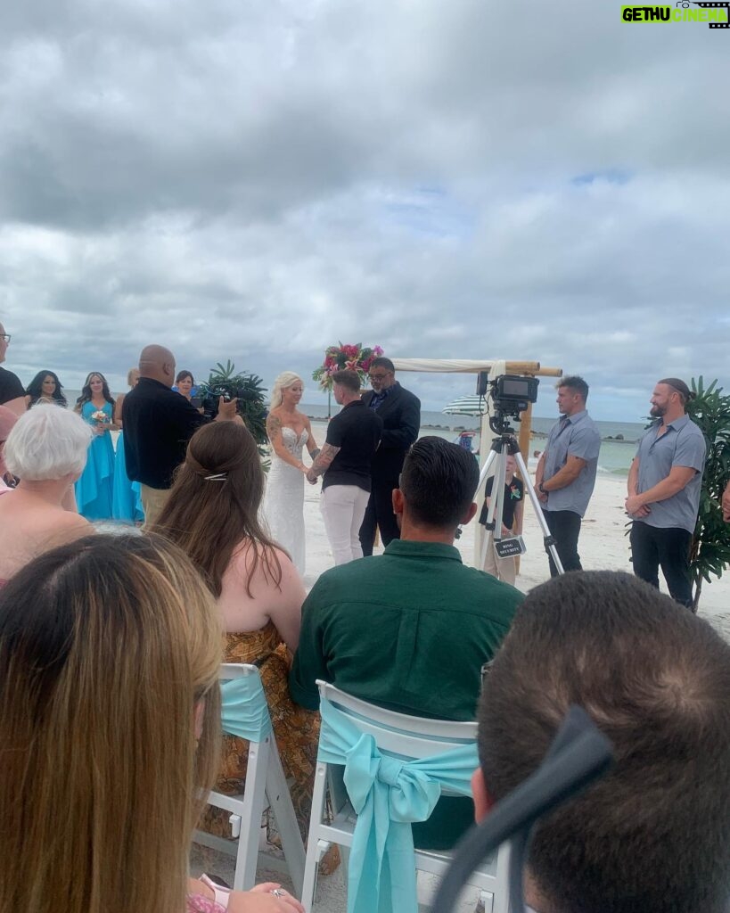 Lauren Williams Instagram - Some absolutely beautiful candid photos from our dream wedding day 💕☀️🌴🤵🏻👰🏼‍♀️ Still on cloud nine from this incredible love-filled day, can’t believe it’s already been a week and a half since it happened!! 10/1 forever ❤️❤️ @lokeys910