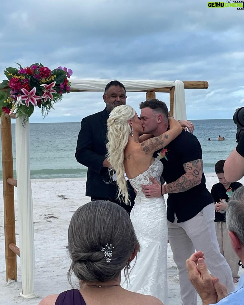 Lauren Williams Instagram - Some absolutely beautiful candid photos from our dream wedding day 💕☀️🌴🤵🏻👰🏼‍♀️ Still on cloud nine from this incredible love-filled day, can’t believe it’s already been a week and a half since it happened!! 10/1 forever ❤️❤️ @lokeys910