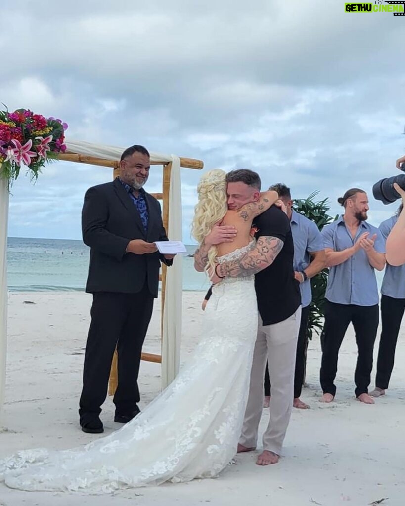 Lauren Williams Instagram - Some absolutely beautiful candid photos from our dream wedding day 💕☀️🌴🤵🏻👰🏼‍♀️ Still on cloud nine from this incredible love-filled day, can’t believe it’s already been a week and a half since it happened!! 10/1 forever ❤️❤️ @lokeys910