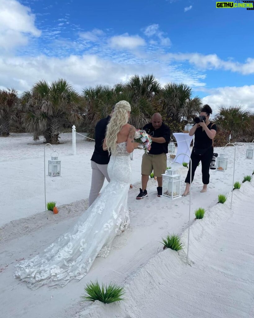 Lauren Williams Instagram - Some absolutely beautiful candid photos from our dream wedding day 💕☀️🌴🤵🏻👰🏼‍♀️ Still on cloud nine from this incredible love-filled day, can’t believe it’s already been a week and a half since it happened!! 10/1 forever ❤️❤️ @lokeys910