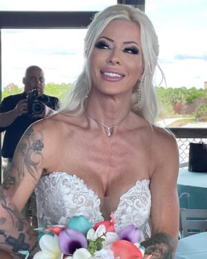 Lauren Williams Instagram - Some absolutely beautiful candid photos from our dream wedding day 💕☀️🌴🤵🏻👰🏼‍♀️

Still on cloud nine from this incredible love-filled day, can’t believe it’s already been a week and a half since it happened!! 

10/1 forever ❤️❤️
@lokeys910