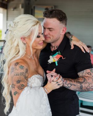 Lauren Williams Instagram - Some absolutely beautiful candid photos from our dream wedding day 💕☀️🌴🤵🏻👰🏼‍♀️

Still on cloud nine from this incredible love-filled day, can’t believe it’s already been a week and a half since it happened!! 

10/1 forever ❤️❤️
@lokeys910