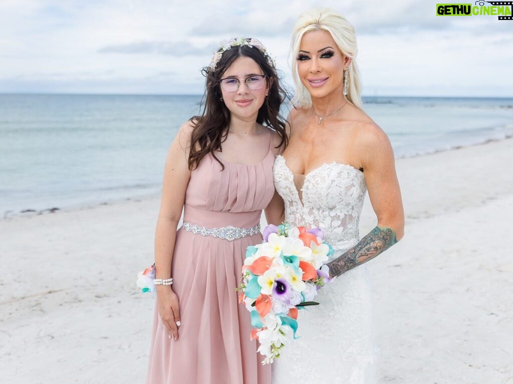 Lauren Williams Instagram - We chose the most perfect people to be in our wedding parties 🤍 With my sister as my Maid of Honor, my niece as my Flower Girl and my soul sisters as my bridesmaids, it meant the world to us to have those closest to us celebrate our love and happiness ❤️👩🏼‍❤️‍👨🏻 P.S. my ladies looked STUNNING!! 😍🩵