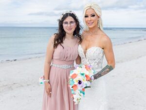 Lauren Williams Instagram - We chose the most perfect people to be in our wedding parties 🤍 With my sister as my Maid of Honor, my niece as my Flower Girl and my soul sisters as my bridesmaids, it meant the world to us to have those closest to us celebrate our love and happiness ❤️👩🏼‍❤️‍👨🏻 

P.S. my ladies looked STUNNING!! 😍🩵