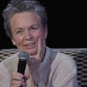 Laurie Anderson Instagram - DISCUSSING WITH LAURIE ANDERSON
A few days ago, legendary artist @laurieandersonofficial appeared on the Onassis Stegi Main Stage in a discussion with @afroditi_panagiotakou, Director of Culture at the Onassis Foundation. 
You can now watch the full discussion at the Onassis YouTube Channel.
.
.
Λίγες μέρες πριν, η θρυλική Laurie Anderson εμφανίστηκε στην Κεντρική Σκηνή της Στέγης, σε μια συζήτηση με την Αφροδίτη Παναγιωτάκου, Διευθύντρια Πολιτισμού του Ιδρύματος Ωνάση.
Τώρα, ολόκληρη η συζήτηση είναι διαθέσιμη στο Onassis Channel στο YouTube. Παρακολουθήστε την στο link του bio.
.
.
@international_music_and_arts
#laurieanderson #onassis #onassisstegi #culture  #discussion #letters #contemporaryart #afroditipanagiotakou 
https://youtu.be/Ep1y3rq-wWU