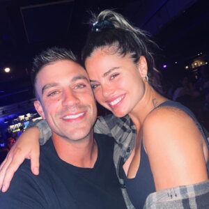 Laurie Doucet Instagram - ❤️

La personne derrière mes plus beaux sourires.🤓

Bonne fête mon amour, j’espère être encore là pour t’entendre radoter quand tu vas avoir 50 ans. 👩🏼‍❤️‍👨🏽😜