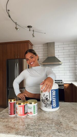 Laurie Doucet Instagram - Dans cette « pyramide » on y retrouve une bonne hydratation, une alimentation variée et équilibrée avec des aliments non transformés, un sommeil adéquat et des entraînements physiques adaptés à tes objectifs. 

Questions, besoin de conseils? ➡️ @popeyesquebec 

Prend soin de toi! 💪🏼
