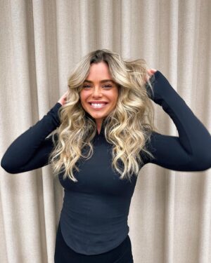 Laurie Doucet Instagram - 😁

@kellyextensions 💇🏼‍♀️ De retour à ma longueur naturelle avec seulement 1 rangée cousue méthode @invisiblebeadextensions pour plus d’épaisseur. 

Couleur par @marcus 🖤