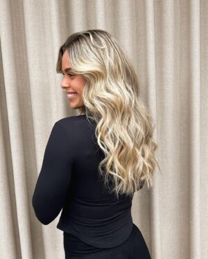 Laurie Doucet Instagram - 😁

@kellyextensions 💇🏼‍♀️ De retour à ma longueur naturelle avec seulement 1 rangée cousue méthode @invisiblebeadextensions pour plus d’épaisseur. 

Couleur par @marcus 🖤