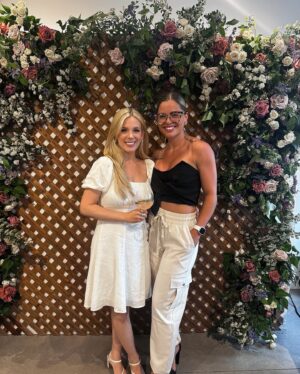 Laurie Doucet Instagram - Il y a 12 ans on vivait quelque chose de gros ensemble et aujourd’hui tu réalises quelque chose d’encore plus beau. @estel.thelabel 👩‍❤️‍💋‍👩

Je suis fière de toi et heureuse d’accumuler ces souvenirs avec toi. @sarahcout