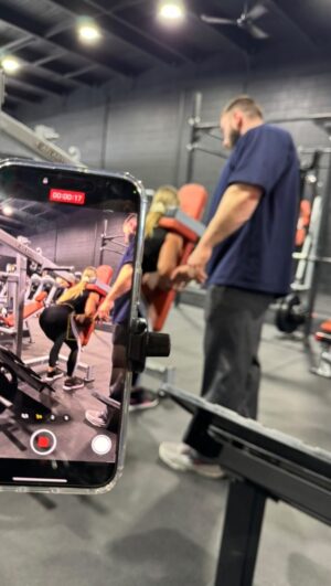 Laurie Doucet Instagram - Ne jamais passer à côté d’un bon training de jambes. 🦵🏽

@lamontagne_dereck 
@le_home_gym