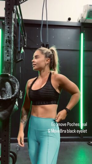 Laurie Doucet Instagram - Tous mes nouveaux ensembles Oraki ont passé le test. Squat & burpees proof! 😏

Savais-tu que @oraki.ca est une entreprise québécoise et que tous leurs vêtements sont fabriqués à partir de matériaux recyclés? Je suis conquise! ❤️

C’est le moment ou jamais de passer ta commande parce que presque tout leur site web est en promotion. Des rabais allant de 15 à 70% de rabais. 😁 

Time to shop! 🛍️ (Je porte small dans tous les morceaux.)